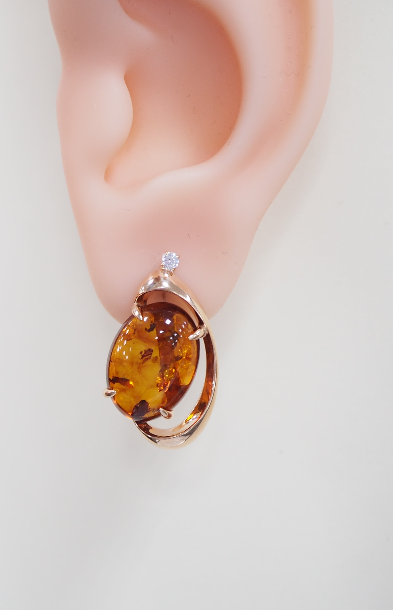 Серебряные серьги 925 пробы; вставки 2 Янтарь; 2 Фианит бесцв.;